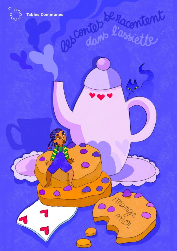 Affiche illustrée « Tables Communes — Les contes se racontent dans l'assiette » : un enfant assis sur une pile de biscuits, devant une théière géante ornée de cœurs et un chat bleu, sur fond violet, dans l'univers d'Alice au pays des merveilles.